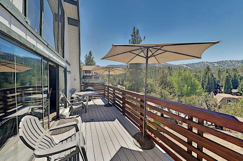 All-season Home - Large Deck & Bear Mountain Views Home
