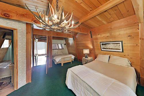 All-season Home - Large Deck & Bear Mountain Views Home