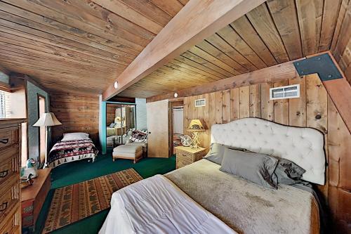 All-season Home - Large Deck & Bear Mountain Views Home