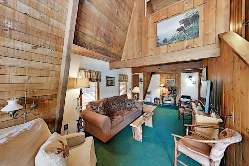 All-season Home - Large Deck & Bear Mountain Views Home