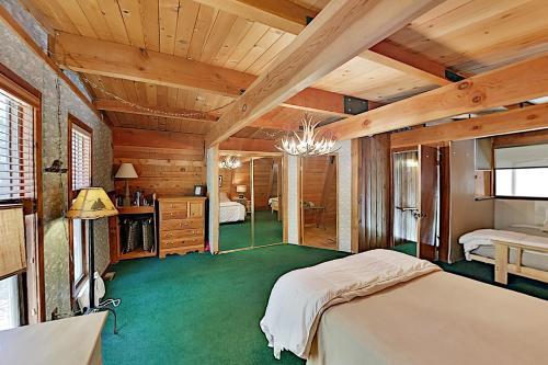 All-season Home - Large Deck & Bear Mountain Views Home