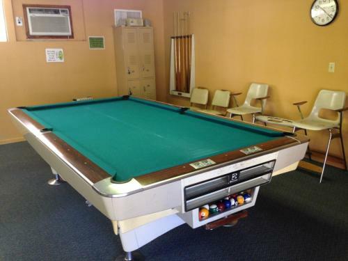 Roadrunner Club 137 Home Home
