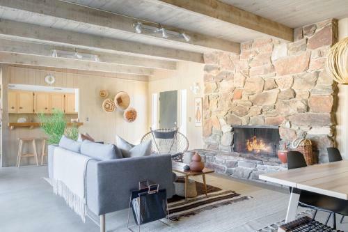 Designer Mcm Hideaway With Private Pool & Spa Home