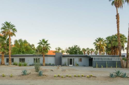 Designer Mcm Hideaway With Private Pool & Spa Home