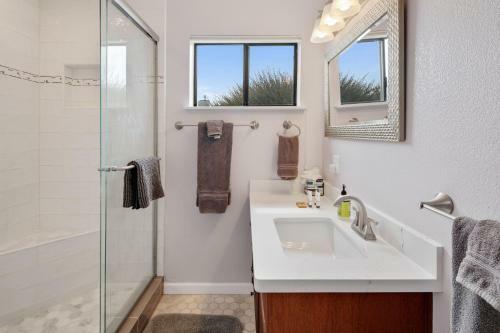 New Listing! All-suite ?eagle's Nest? W/ Hot Tub Home