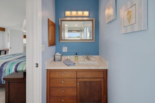New Listing! All-suite ?eagle's Nest? W/ Hot Tub Home