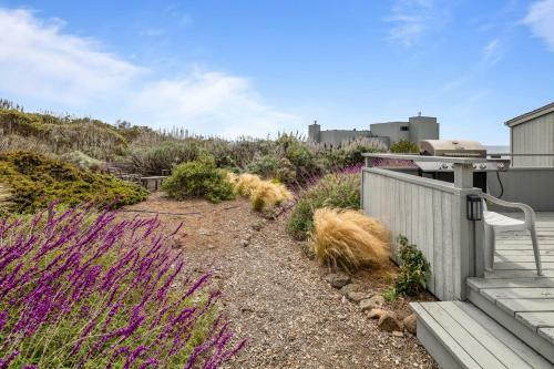 New Listing! All-suite ?eagle's Nest? W/ Hot Tub Home