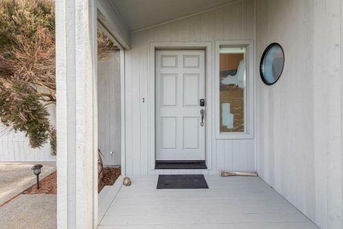 New Listing! All-suite ?eagle's Nest? W/ Hot Tub Home