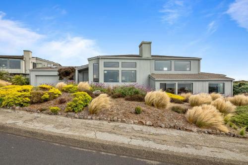 New Listing! All-suite ?eagle's Nest? W/ Hot Tub Home