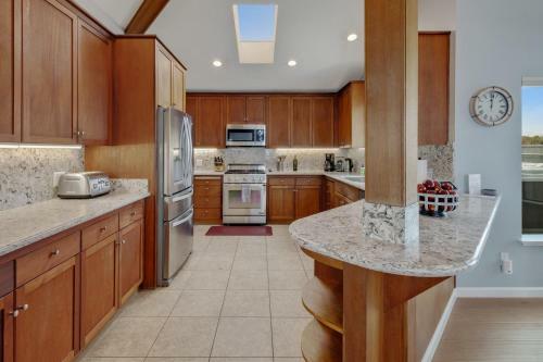 New Listing! All-suite ?eagle's Nest? W/ Hot Tub Home