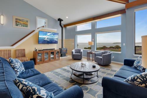 New Listing! All-suite ?eagle's Nest? W/ Hot Tub Home