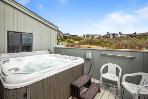 New Listing! All-suite ?eagle's Nest? W/ Hot Tub Home