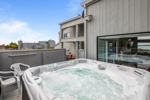 New Listing! All-suite ?eagle's Nest? W/ Hot Tub Home