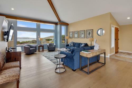 New Listing! All-suite ?eagle's Nest? W/ Hot Tub Home
