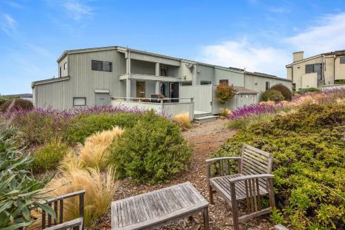 New Listing! All-suite ?eagle's Nest? W/ Hot Tub Home