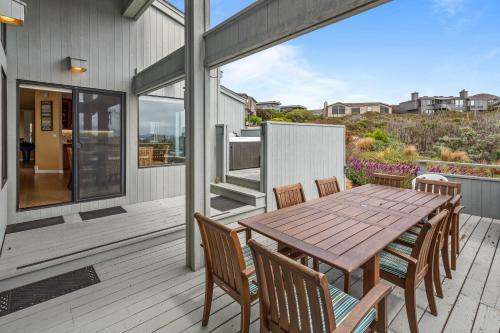 New Listing! All-suite ?eagle's Nest? W/ Hot Tub Home