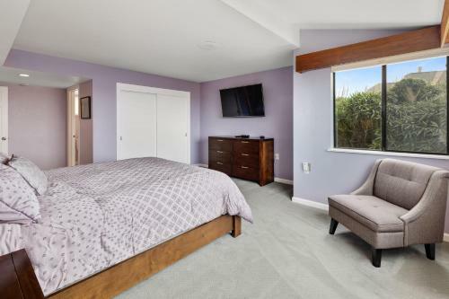 New Listing! All-suite ?eagle's Nest? W/ Hot Tub Home