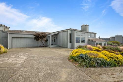 New Listing! All-suite ?eagle's Nest? W/ Hot Tub Home