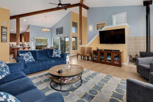 New Listing! All-suite ?eagle's Nest? W/ Hot Tub Home