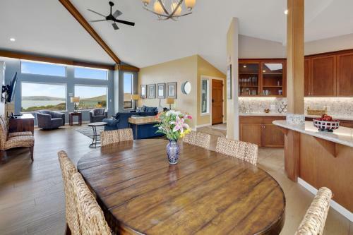 New Listing! All-suite ?eagle's Nest? W/ Hot Tub Home