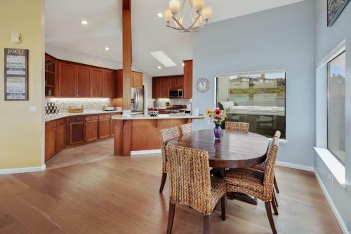 New Listing! All-suite ?eagle's Nest? W/ Hot Tub Home