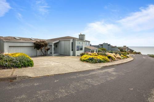 New Listing! All-suite ?eagle's Nest? W/ Hot Tub Home