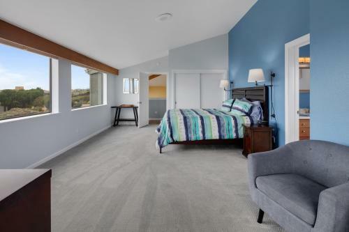 New Listing! All-suite ?eagle's Nest? W/ Hot Tub Home