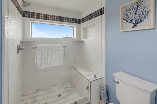 New Listing! All-suite ?eagle's Nest? W/ Hot Tub Home