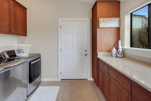 New Listing! All-suite ?eagle's Nest? W/ Hot Tub Home