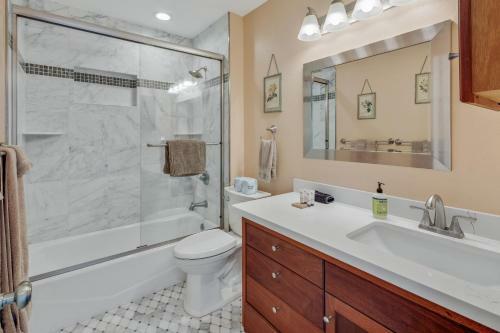 New Listing! All-suite ?eagle's Nest? W/ Hot Tub Home