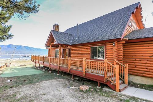3 Cubs Lakefront Cabin