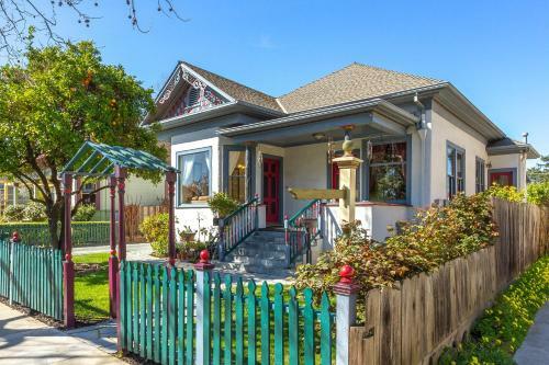 Downtown Campbell Victorian Home Nice Neighborhood King Bed