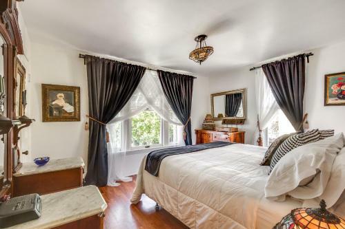 Downtown Campbell Victorian Home Nice Neighborhood King Bed