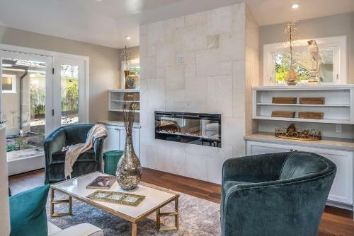 Newly Renovated Carmel 3 Bed 3 And A Half Bath