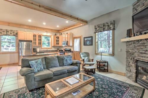 Rustic Tahoe Home With Hot Tub Near Squaw Valley