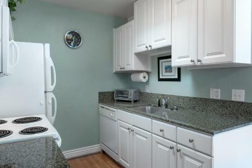 Colorful Capitola Village Cottage