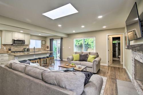 Modern Coastal Home - 1 Mile To Beach And Town!