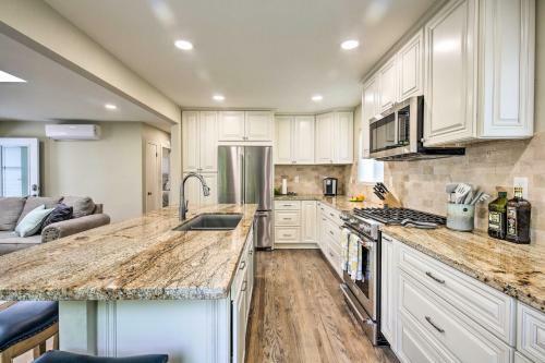 Modern Coastal Home - 1 Mile To Beach And Town!