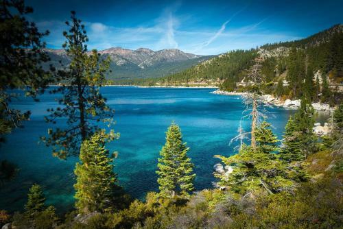 Charming Lake Tahoe Cabin - Deck & Gas Fireplace Home