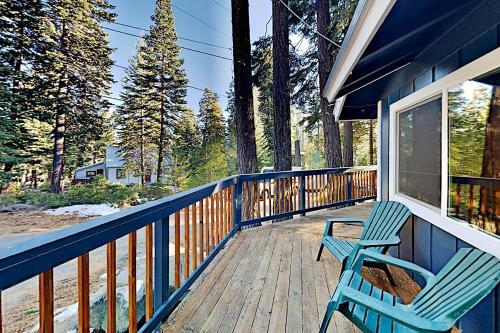Charming Lake Tahoe Cabin - Deck & Gas Fireplace Home