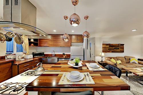 Charming Lake Tahoe Cabin - Deck & Gas Fireplace Home