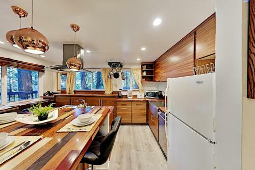 Charming Lake Tahoe Cabin - Deck & Gas Fireplace Home