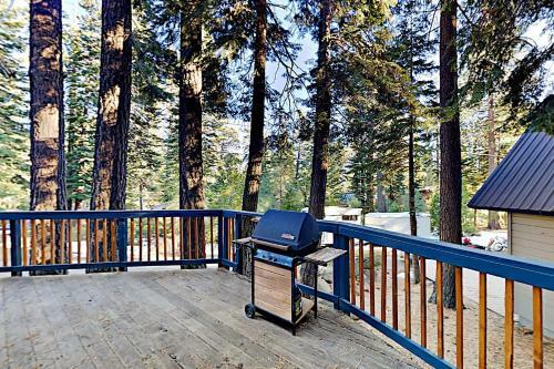 Charming Lake Tahoe Cabin - Deck & Gas Fireplace Home