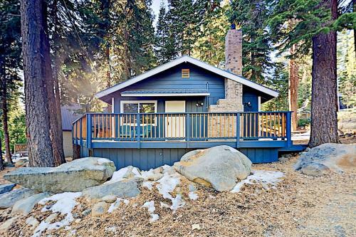 Charming Lake Tahoe Cabin - Deck & Gas Fireplace Home