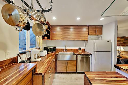 Charming Lake Tahoe Cabin - Deck & Gas Fireplace Home
