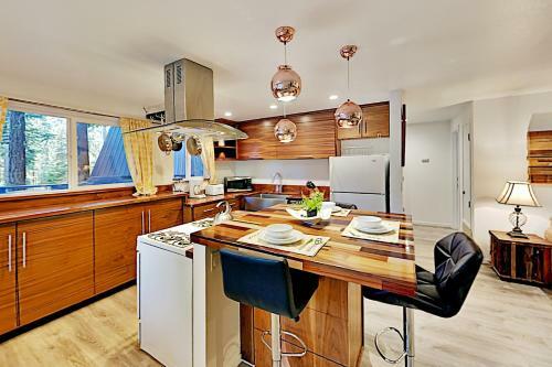 Charming Lake Tahoe Cabin - Deck & Gas Fireplace Home