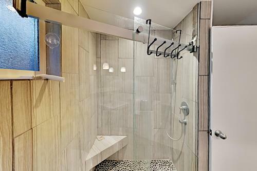 Charming Lake Tahoe Cabin - Deck & Gas Fireplace Home