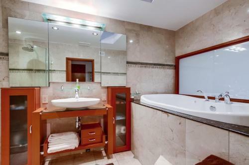 Panoramic Ocean Views, Walk To Beach, Ac, 2 View Decks