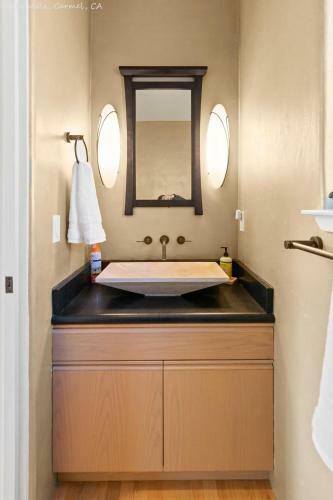 Extrodinary 4 Bedroom 3 And Half Bath With Sweeping Views