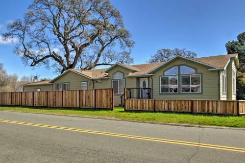 Cozy Clearlake Oaks Home With Game Room, Dock And Deck!